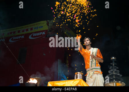 VARANASI, Inde, 10 mars 2014 - Prêtre effectue Ganga Aarti, une prière à gange, à Dashashwamedh Ghat de Varanasi. Banque D'Images