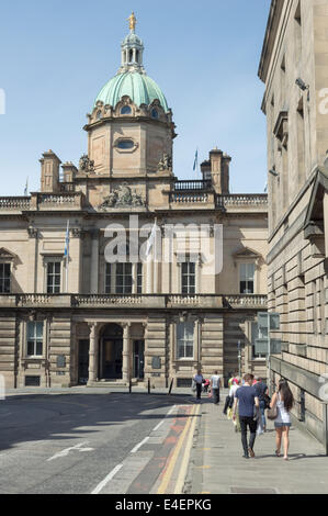 Couple walking down Street en direction de la Banque La Banque d'Écosse, près de Musée du Royal Mile d'Édimbourg Banque D'Images