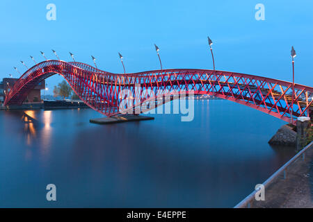 Pont Python à Amsterdam, Pays-Bas - le paysage de nuit Banque D'Images