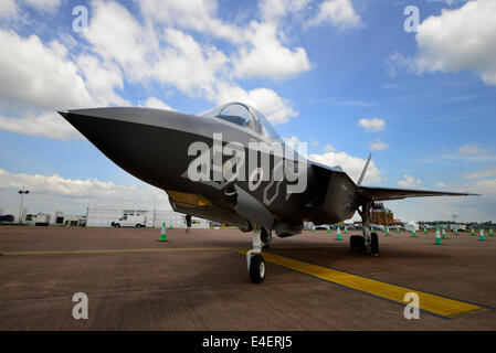 RAF Fairford, Gloucestershire UK. 9 juillet 2014. Lockheed Martin F35 Lightning cinquième génération d'avions furtifs maquette pleine grandeur sur l'affichage à la presse avant l'ouverture de RIAT le vendredi 11 juillet. Credit : Malcolm Park editorial/Alamy Live News Banque D'Images