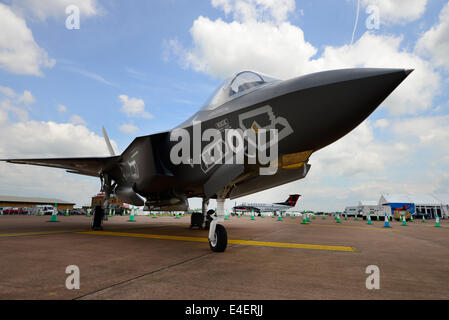 RAF Fairford, Gloucestershire UK. 9 juillet 2014. Lockheed Martin F35 Lightning cinquième génération d'avions furtifs maquette pleine grandeur sur l'affichage à la presse avant l'ouverture de RIAT le vendredi 11 juillet. Credit : Malcolm Park editorial/Alamy Live News Banque D'Images