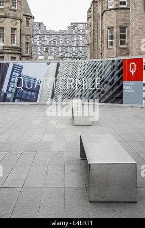 Des bancs de métal, panneaux, bâtiments anciens et nouveaux dans le district de Quartermile d'Édimbourg Banque D'Images