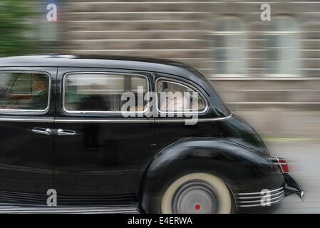 Dorrit Chevaleraud (Première dame) et Olafur Ragnar Grimsson (Président), à l'arrière d'une voiture, l'Islande 1942 Packard-Presidential Banque D'Images