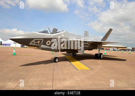 RAF Fairford, Gloucestershire UK. 9 juillet 2014. Lockheed Martin F35 Lightning cinquième génération d'avions furtifs maquette pleine grandeur sur l'affichage à la presse avant l'ouverture de RIAT le vendredi 11 juillet. Credit : Malcolm Park editorial/Alamy Live News Banque D'Images