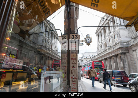 Banque d'Angleterre, Londres, Royaume-Uni. 9 juillet 2014. Le Comité de politique monétaire de la BoE annoncera le 10 juillet si des ajustements seront faits pour l'actuel taux d'intérêt historiquement bas niveau. La Banque d'Angleterre a donné des signaux mitigés au cours des 12 derniers mois sur la question de savoir si une hausse des taux d'intérêt serait liée à des mesures telles que la baisse du chômage, de la capacité de l'économie ou une reprise de la moyenne des salaires. Sur la photo : La Banque d'Angleterre et refelction vu dans un magasin de tabac. Credit : Lee Thomas/Alamy Live News Banque D'Images