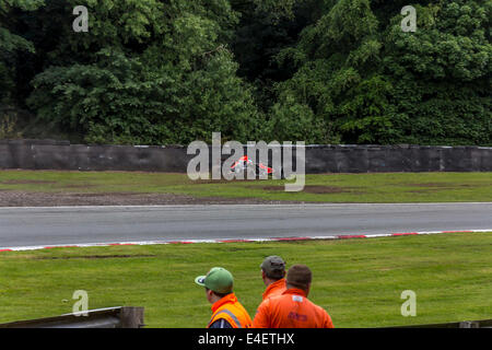 Voiture de course de quitter la piste de course sur un coude à Oulton Park Banque D'Images