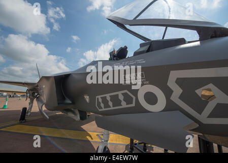 RAF Fairford, Gloucestershire UK. 9 juillet 2014. Lockheed Martin F35 Lightning cinquième génération d'avions furtifs maquette pleine grandeur sur l'affichage à la presse avant l'ouverture de RIAT le vendredi 11 juillet. Credit : Malcolm Park editorial/Alamy Live News Banque D'Images