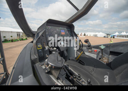 RAF Fairford, Gloucestershire UK. 9 juillet 2014. Lockheed Martin F35 Lightning cinquième génération d'avions furtifs maquette pleine grandeur sur l'affichage à la presse avant l'ouverture de RIAT le vendredi 11 juillet. Credit : Malcolm Park editorial/Alamy Live News Banque D'Images