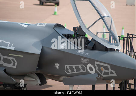 RAF Fairford, Gloucestershire UK. 9 juillet 2014. Lockheed Martin F35 Lightning cinquième génération d'avions furtifs maquette pleine grandeur sur l'affichage à la presse avant l'ouverture de RIAT le vendredi 11 juillet. Credit : Malcolm Park editorial/Alamy Live News Banque D'Images