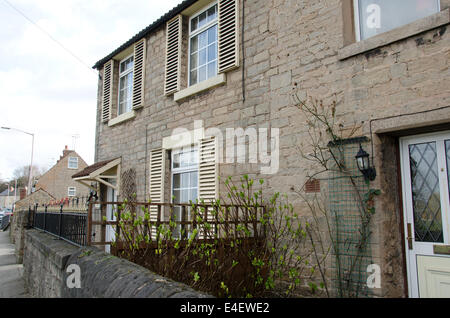 Simulation de volets roulants et portes et fenêtres upvc sur un calcaire traditionnel cottage Banque D'Images