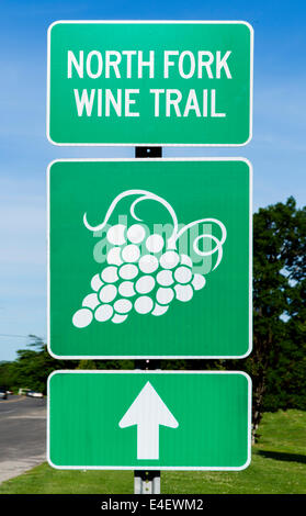 Signe de route de North Fork Wine Trail, comté de Suffolk, Long Island, NY, USA Banque D'Images