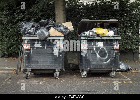 Grand noir parties wheelie bins débordant de détritus dans la zone Marchmont Edimbourg Banque D'Images