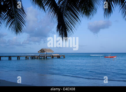 Pigeon Point, Tobago : Vue de la jetée historique à Pigeon Point Beach à Tobago. Banque D'Images