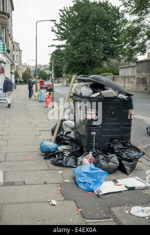 Grand noir représentant une poubelle commune débordant de détritus dans la zone Marchmont Edimbourg Banque D'Images