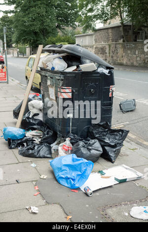 Grand noir représentant une poubelle commune débordant de détritus dans la zone Marchmont Edimbourg Banque D'Images