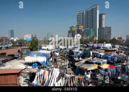 MUMBAI, INDE - Janvier 2014 : le séchage des vêtements de Mahalaxmi Dhobi ghat, grande lessive dans Mumbai, Inde. Banque D'Images