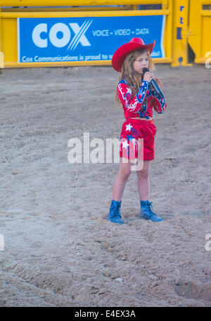 Les jeunes ont entonné l'hymne américain cowgirl à l'ouverture de l'Helldorado Days à Las Vegas Banque D'Images