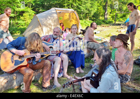 Carpates, l'Ukraine. 8 juillet, 2014. Près de waterfall dans Shypit Festival Koupala la nuit. Shypit (en anglais "sizzle") est une cascade en Ukraine, où les hippies-fest annuel est organisé depuis le 1993. La célébration principale vient sur d'importantes fête païenne Koupala nuit à 6/7 juillet. Mais les visiteurs commencent à venir au 1er juillet ou plus tôt et part à 10-15 juillet. © Alexandre Rupeta/Alamy Live News Banque D'Images