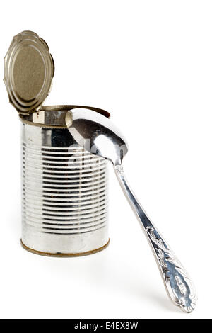 La nourriture en boîte vide tin avec cuillère sur fond blanc - une mauvaise alimentation concept Banque D'Images