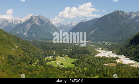 La rivière Soca vallée dans les Alpes Juliennes, près de Bovec, Slovénie. Banque D'Images