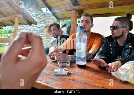 Carpates, l'Ukraine. 8 juillet, 2014. Groupe de punks se reposant dans le caff sur le Shypit Festival / Festival près de waterfall dans Shypit Koupala la nuit. Shypit (en anglais "sizzle") est une cascade en Ukraine, où les hippies-fest annuel est organisé depuis le 1993. La célébration principale vient sur d'importantes fête païenne Koupala nuit à 6/7 juillet. Mais les visiteurs commencent à venir au 1er juillet ou plus tôt et part à 10-15 juillet. © Alexandre Rupeta/Alamy Live News Banque D'Images