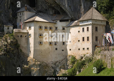 Château de Predjama, un château renaissance construit dans une grotte bouche en Slovénie. Banque D'Images