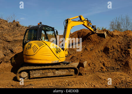 JCB digger déménagement terre sur un site de construction Banque D'Images