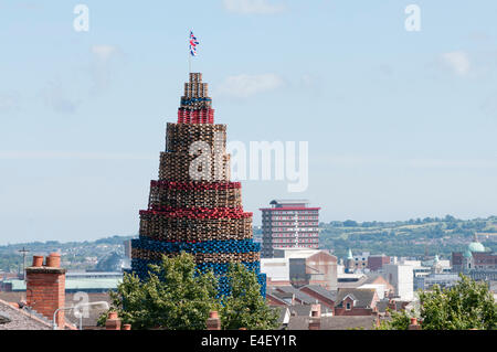 Belfast, Irlande du Nord. 9 juillet 2014. Un feu de joie géant sur Lanark Way domine l'horizon de Belfast Ouest. Il est actuellement estimé à environ 140' (40m) de hauteur, avec des palettes supplémentaires à ajouter. Crédit : Stephen Barnes/Alay News Banque D'Images