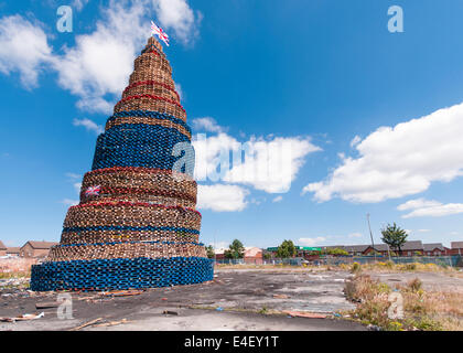 Belfast, Irlande du Nord. 9 juillet 2014. Un feu de joie géant sur Lanark Way domine l'horizon de Belfast Ouest. Il est actuellement estimé à environ 140' (40m) de hauteur, avec des palettes supplémentaires à ajouter. Crédit : Stephen Barnes/Alay News Banque D'Images