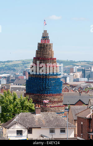 Belfast, Irlande du Nord. 9 juillet, 2014. Un géant de joie sur Lanark façon domine l'horizon de l'Ouest de Belfast. On estime actuellement à environ 140' (40 m) de hauteur, avec des palettes supplémentaires à ajouter. Crédit : Stephen Barnes/Alamy Live News Banque D'Images