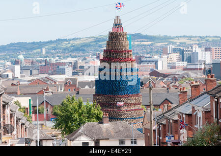 Belfast, Irlande du Nord. 9 juillet 2014. Un feu de joie géant sur Lanark Way domine l'horizon de Belfast Ouest. Il est actuellement estimé à environ 140' (40m) de hauteur, avec des palettes supplémentaires à ajouter. Crédit : Stephen Barnes/Alay News Banque D'Images