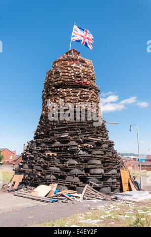 Belfast, Irlande du Nord. 9 juillet, 2014. Un grand feu fait à partir de palettes et de pneus est construit en Amérique du Belfast en préparation pour 11 juillet Célébration Crédit : Stephen Barnes/Alamy Live News Banque D'Images