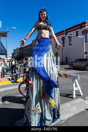 Les artistes de cirque sur pilotis divertir les visiteurs bénéficiant d'œuvres au cours de la petite ville du Festival annuel ArtWalk Banque D'Images