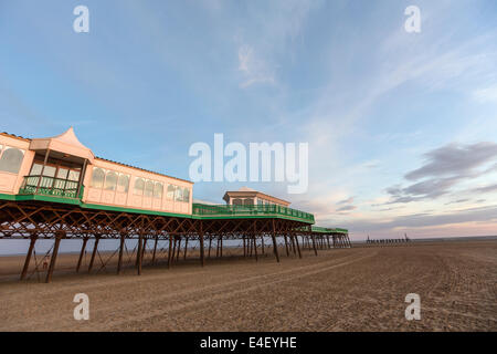 St Anne's Pier est un plaisir de l'ère victorienne pier dans la station balnéaire de St Anne's-on-the-Sea at sunset Banque D'Images