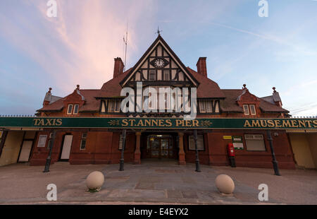 Victorian jetée avec l'entrée de style Tudor Banque D'Images