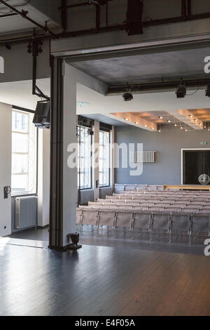 Auditorium du Staatliches Bauhaus, l'école de design qui a fondé le modernisme, à Dessau, Allemagne. Banque D'Images