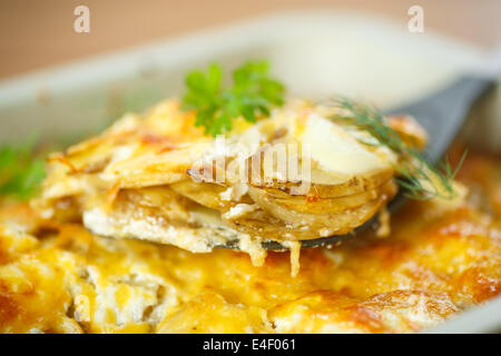 Pommes de terre cuite au four avec du fromage dans le plat de cuisson Banque D'Images