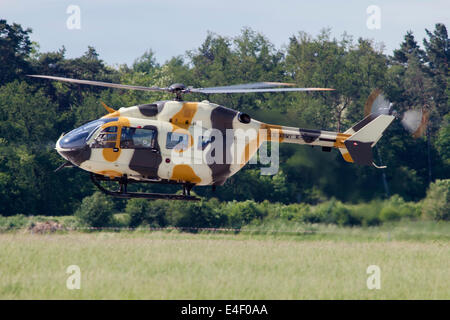 Eurocopter UH-72A Lakota de l'armée américaine l'Europe dans un schéma de peinture de camouflage de l'agresseur de fantaisie, Berlin, Allemagne. Banque D'Images