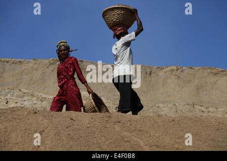 Au Bangladesh du travail,Asia,,Asiatique ethnicité,Bangladesh Bangladesh,,Panier,Bengali,voile,couleur,Image,,EN,privation priver, Banque D'Images