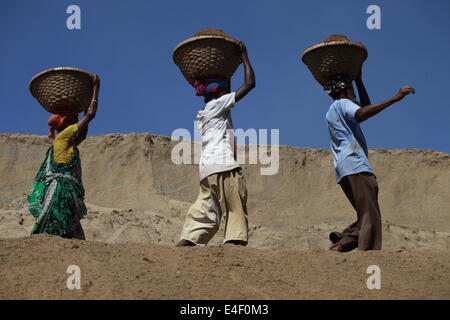 Au Bangladesh du travail,Asia,,Asiatique ethnicité,Bangladesh Bangladesh,,Panier,Bengali,voile,couleur,Image,,EN,privation priver, Banque D'Images