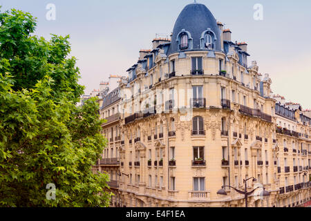 Immeuble traditionnel à Paris, France Banque D'Images