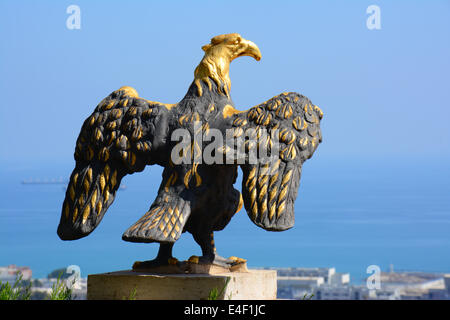 Jardins de Bahai Eagle statue Banque D'Images
