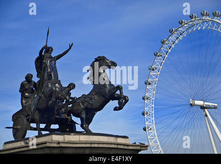 Statue de Boadicée sur un char tiré par des chevaux derrière l'Œil de Londres Westminster Bridge London UK Banque D'Images