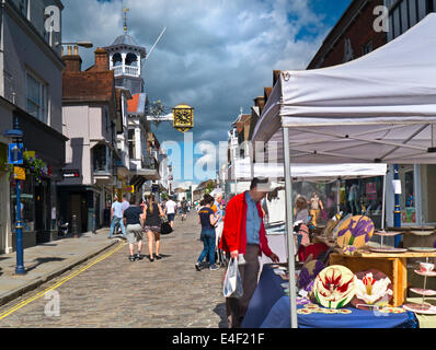 Guildford historique High Street et Shoppers on été floral un marché artisanal jour Guildford Surrey UK Banque D'Images