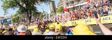 Ligne d'arrivée approche, Tour de France 2014, Étape 1 Leeds à Harrogate Banque D'Images