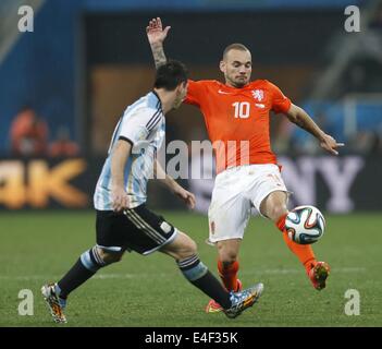 Sao Paulo, Brésil. 09 juillet 2014. Wesley Sneijder Pays-bas' (R) contrôle la balle lors d'un match de demi-finale entre les Pays-Bas et l'Argentine de la Coupe du Monde FIFA 2014 à l'Aréna de Sao Paulo Stadium à Sao Paulo, Brésil, le 9 juillet 2014. Credit : Wang Lili/Xinhua/Alamy Live News Banque D'Images