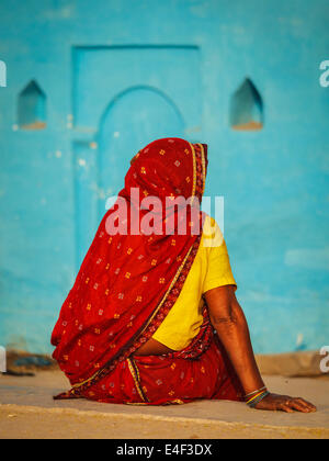 Femme rurale indienne non identifiés dans la région de sari traditionnel tiré de derrière Banque D'Images