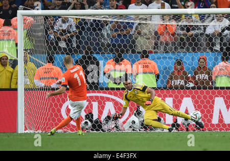 Sao Paulo, Brésil. 09 juillet, 2014. Arjen Robben (L) des Pays-Bas marque le 1-1 but au cours des tirs au but contre le gardien Sergio Romero de l'Argentine durant la Coupe du Monde FIFA 2014 football match de demi-finale entre les Pays-Bas et l'Argentine à l'Arena Corinthians de Sao Paulo, Brésil, 09 juillet 2014. Photo : Marius Becker/dpa/Alamy Live News Banque D'Images