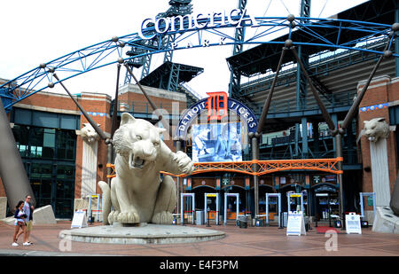 DETROIT, MI - 6 juillet : Fans passent devant l'entrée du Comerica Park, stade des Detroit Tigers, le 6 juillet 2014. Les Tigers à la Banque D'Images