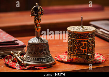 Still Life - Bouddhisme Tibétain vajra, Bell et prières. Hemis gompa, Ladakh, Inde. Banque D'Images